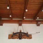 Ръчно изработени стенни лампи от реставрирани колела от каруца с 3 дървени чашки!