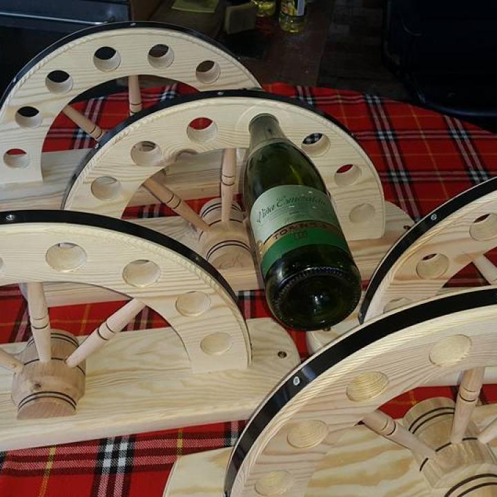 Ръчно изработени дървени стенни стойки за вино с колело!
