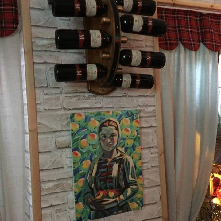 Ръчно изработени дървени стенни стойки за вино с колело!