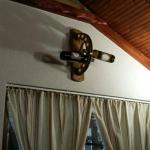 Ръчно изработени дървени стенни стойки за вино с колело!