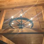 Полилеи от автентични колела от каруца с ръчно изработени дървени чашки!