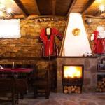 Полилеи от автентични колела от каруца с ръчно изработени дървени чашки!