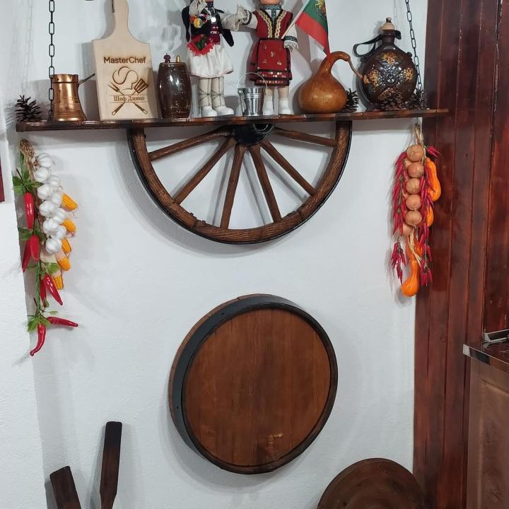 Рафт-етажерки  от автентични реставрирани колела от каруца!