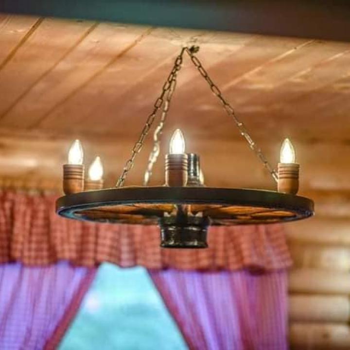 Полилеи от автентични колела от каруца с ръчно изработени дървени чашки!