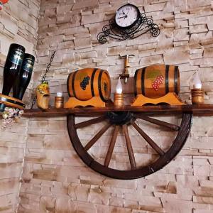 Рафт-лампи от автентични колела от каруца с 3 ръчно изработени дървени чашки!
