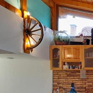 Вертикални стенни лампи с колело от каруца и 2 ръчно изработени дървени чашки!