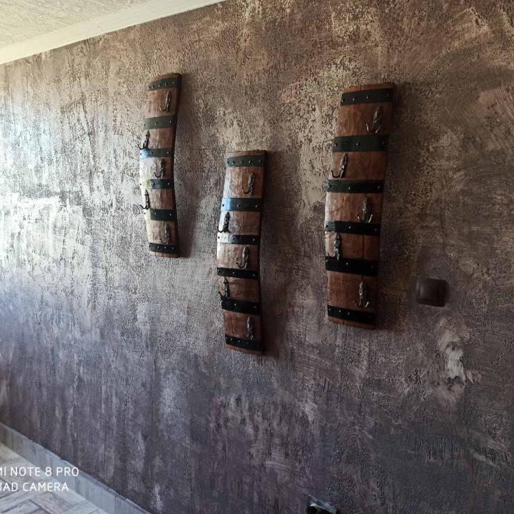 Стенни закачалки масив,изработени от автентични дъбови бъчви с ръчно ковани куки-вертикални!