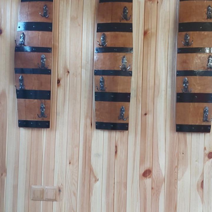 Стенни закачалки масив,изработени от автентични дъбови бъчви с ръчно ковани куки-вертикални!