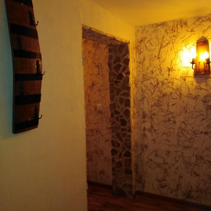 Стенни закачалки масив,изработени от автентични дъбови бъчви с ръчно ковани куки-вертикални!