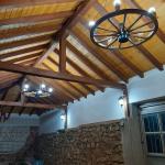 Полилеи от автентични колела от каруца с ръчно изработени дървени чашки!