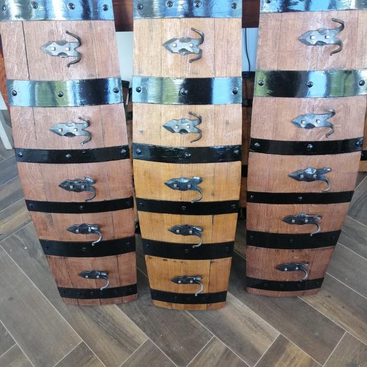 Закачалки от автентични реставрирани дъбови бъчви с ръчно ковани окачвачи-хоризонтални!