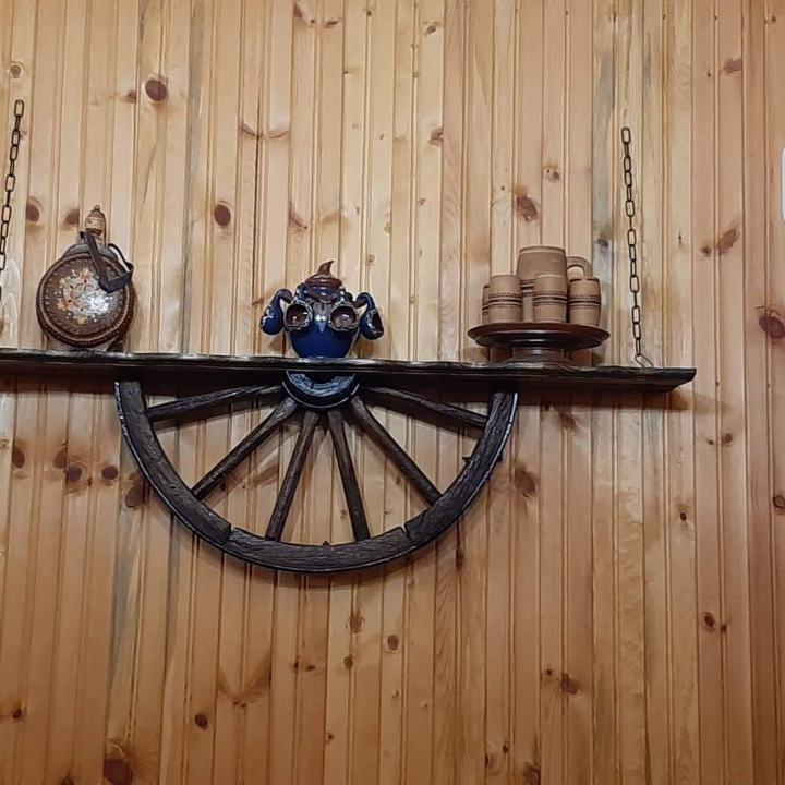 Рафт-етажерки  от автентични реставрирани колела от каруца!