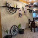 Рафт-етажерки  от автентични реставрирани колела от каруца!