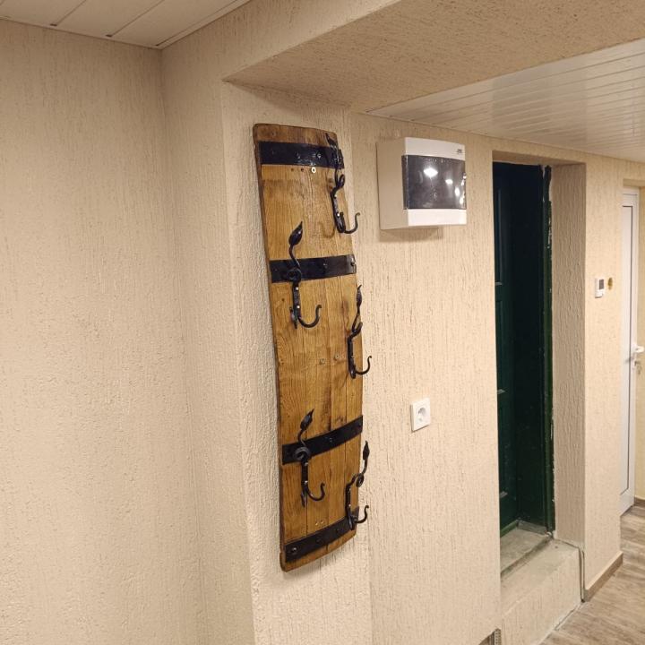 Масивни дъбови закачалаки от бурета с ръчно ковани окачвачи!