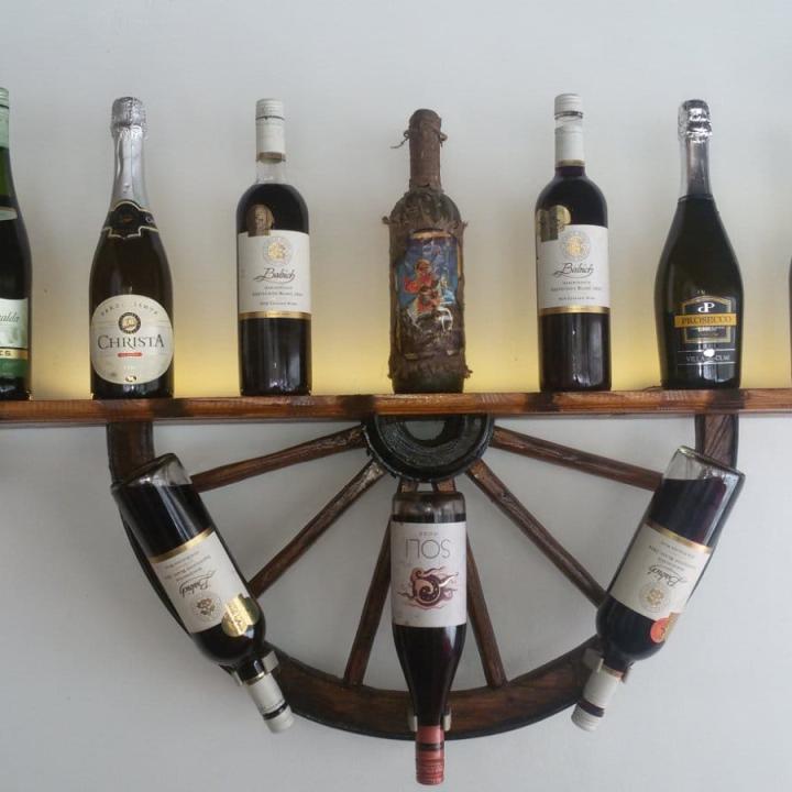 Рафт-етажерки от колела на каруца с приставки за бутилки вино!