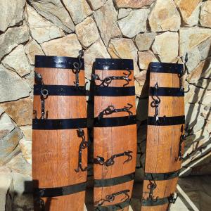 Масивни дъбови закачалаки от бурета с ръчно ковани окачвачи!