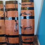 Масивни дъбови закачалаки от бурета с ръчно ковани окачвачи!