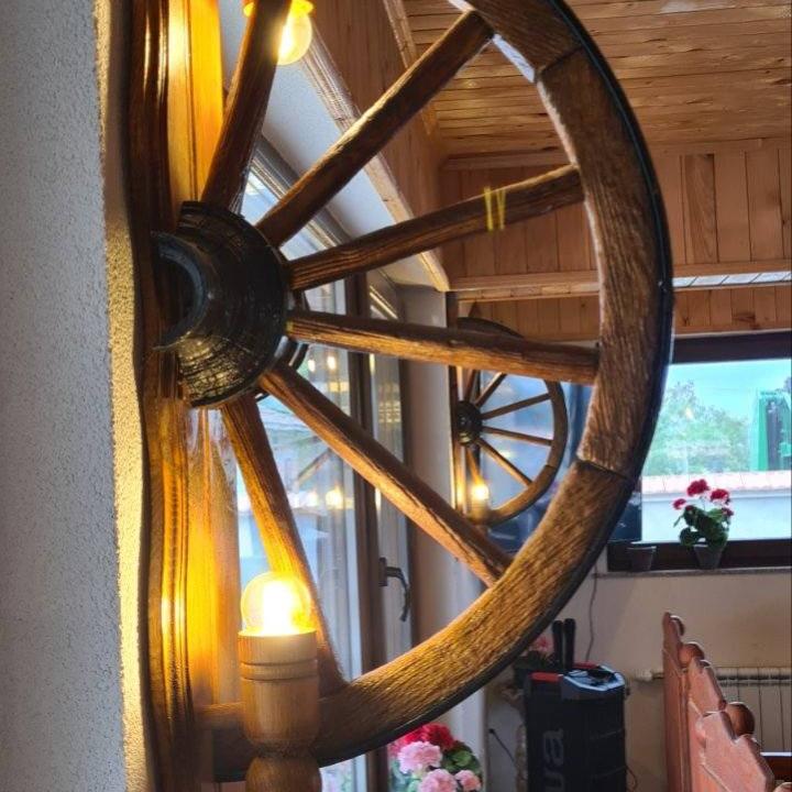 Вертикални стенни лампи с колело от каруца и 2 ръчно изработени дървени чашки!