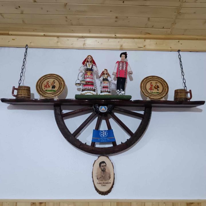 Рафт-етажерки  от автентични реставрирани колела от каруца!