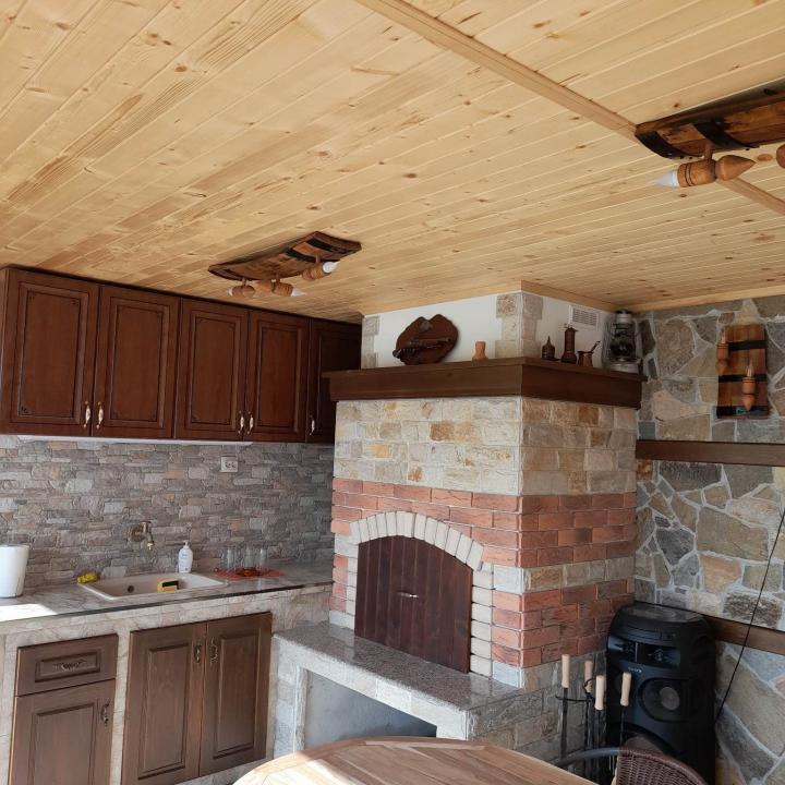 Полилеи от автентични реставирани дъбови бъчви с 3 ръчно изработени дървени чашки-конус!