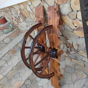 Рафт-лампи от автентични колела от каруца с 3 ръчно изработени дървени чашки!