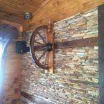 Вертикални стенни лампи с колело от каруца и 2 ръчно изработени дървени чашки!