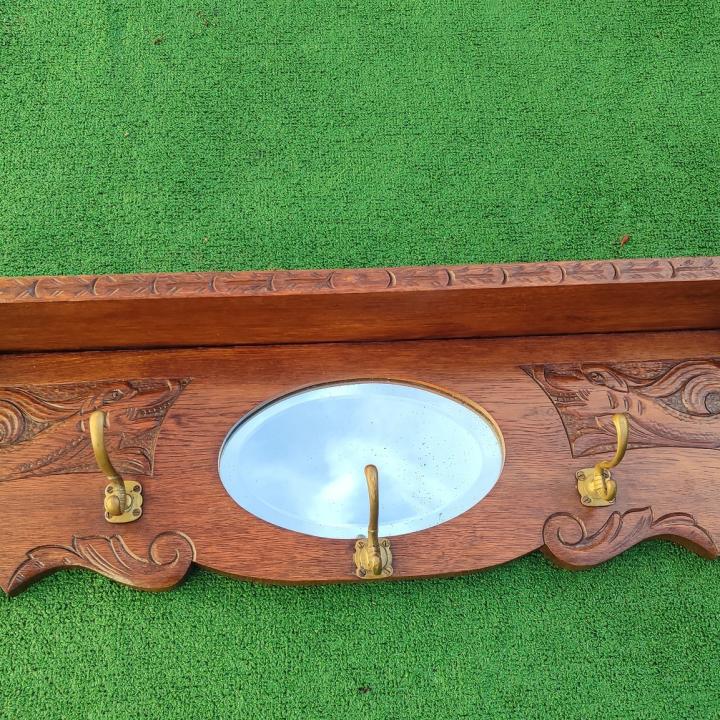 Старинна дъбова закачалка с рафт отгоре, огледало и дърворезба!