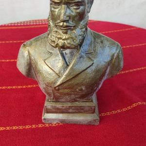 Бюст на Христо Ботев от лят бетон по калъп на майстор!