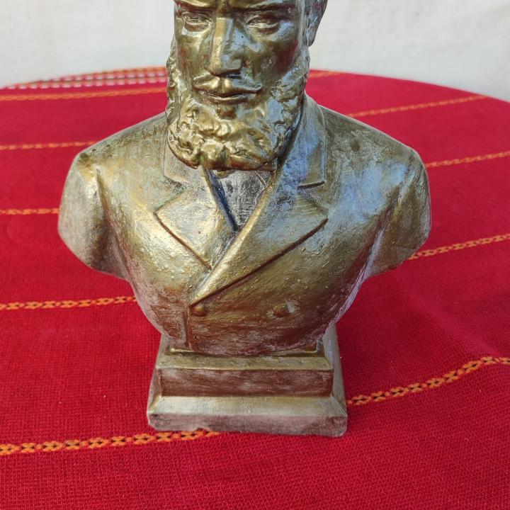 Бюст на Христо Ботев от лят бетон по калъп на майстор!