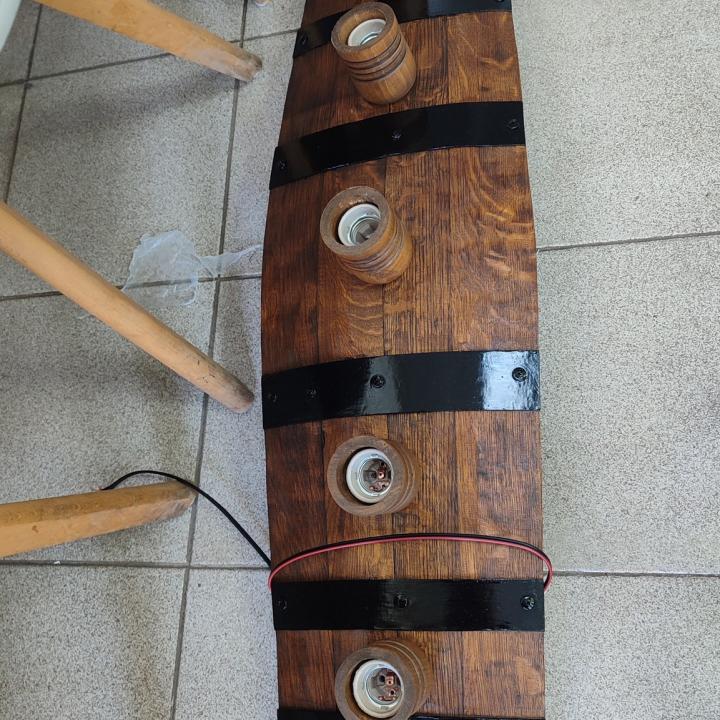 Полилеи от автентични реставрирани дъбови бъчви с 5 ръчно изработени дървени чашки!