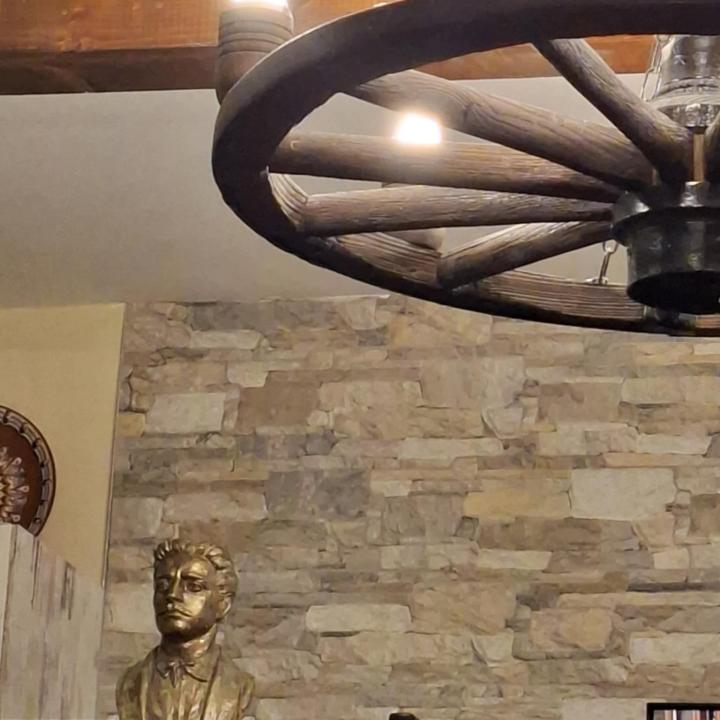 Бюст на Васил Левски от лят бетон,патиниран и бронзиран!