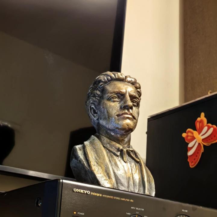 Бюст на Васил Левски от лят бетон,патиниран и бронзиран!