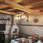 Полилеи от автентични реставрирани дъбови бъчви с 5 ръчно изработени дървени чашки!