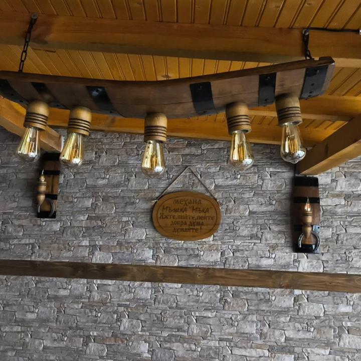 Полилеи от автентични реставрирани дъбови бъчви с 5 ръчно изработени дървени чашки!