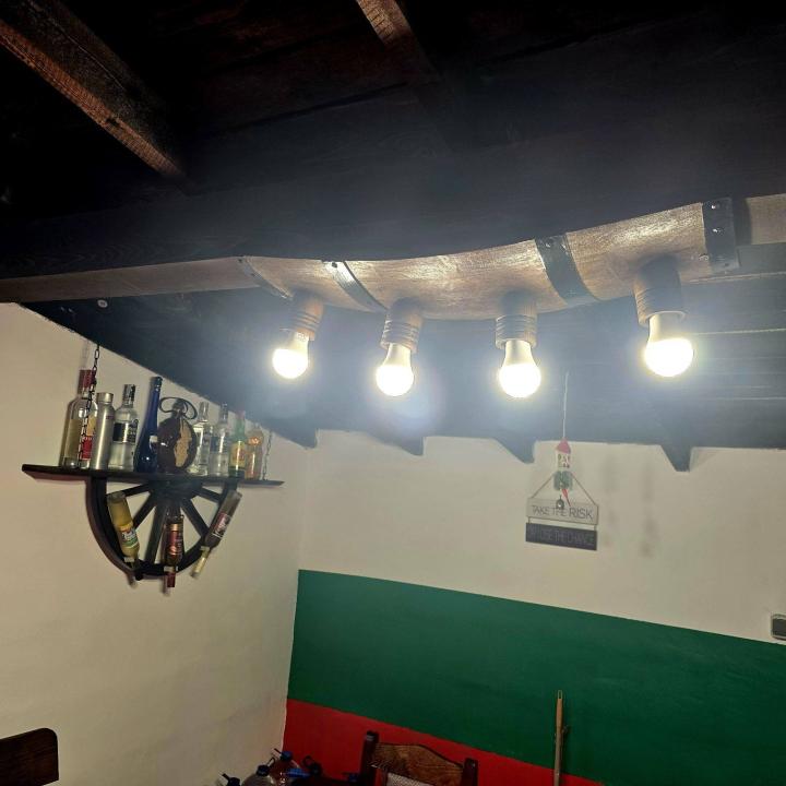 Полилеи от автентични реставрирани бъчви с 4 ръчно изработени дървени чашки!