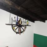 Рафт-етажерки от колела на каруца с приставки за бутилки вино!