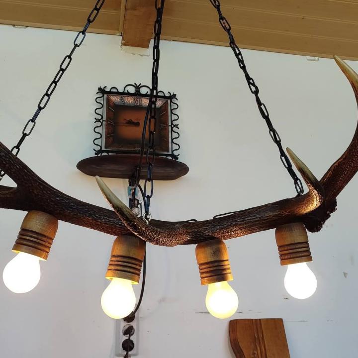 Ръчно изработен полилей от масивен рог на елен с ръчно изработени дървени чашки!