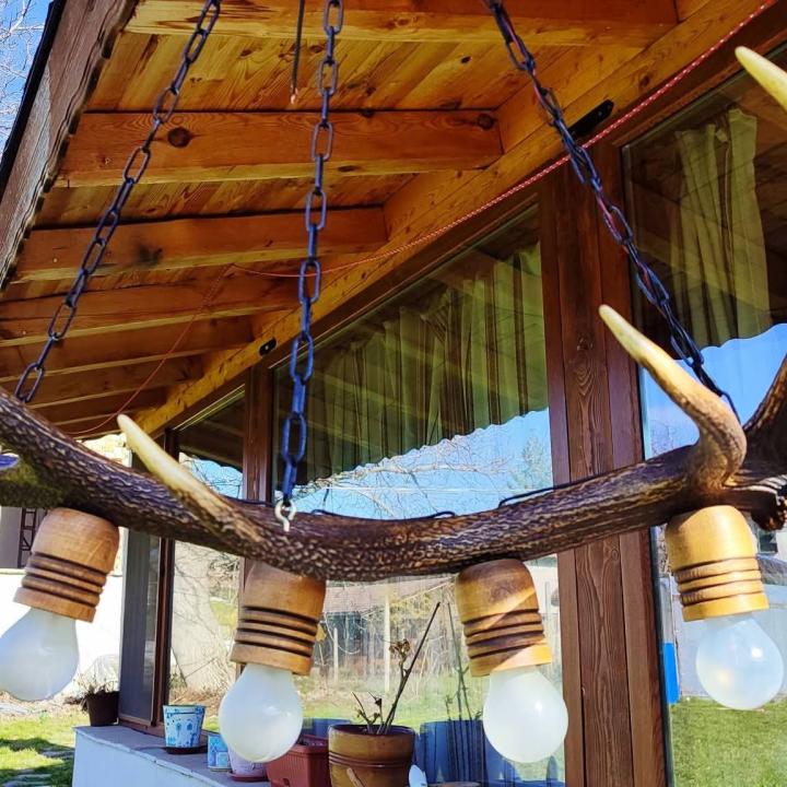 Ръчно изработен полилей от масивен рог на елен с ръчно изработени дървени чашки!