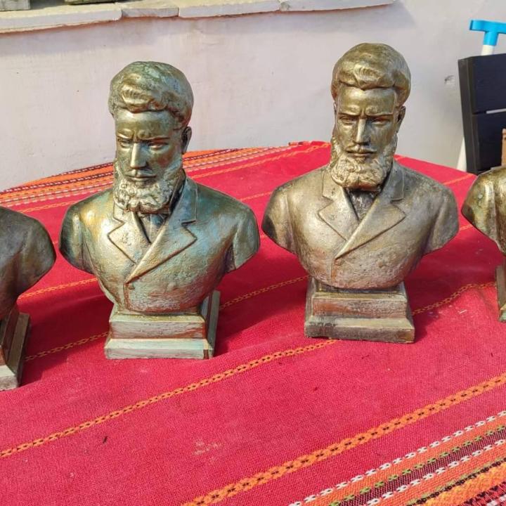 Бюст на Христо Ботев от лят бетон по калъп на майстор!