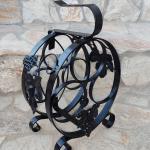 Красива стойка за вино 🍷 от ковано желязо с орнаменти!