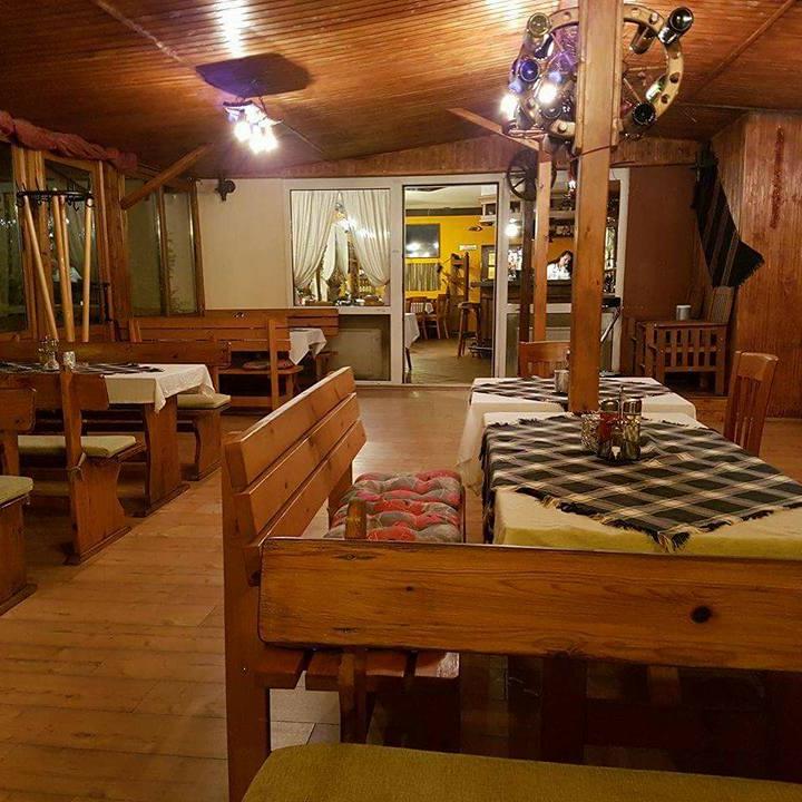 Ръчно изработени дървени стенни стойки за вино с колело!