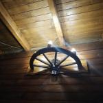 Ръчно изработени стенни лампи от реставрирани колела от каруца с 3 дървени чашки!