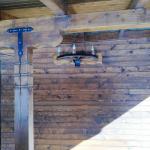 Ръчно изработени стенни лампи от реставрирани колела от каруца с 3 дървени чашки!